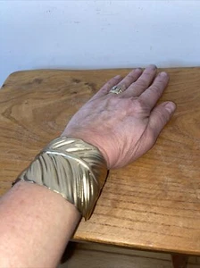 Chunky Rigid Gold Tone Palm Leaf Shape Wraparound Bangle Cuff Jigsaw Clothing - Picture 1 of 10