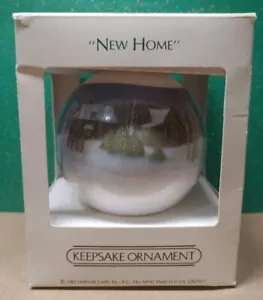 "Hallmark Keepsake Ornamento 1983 ""Nuevo Hogar"" Bola de Satén Irrompible Nuevo en Caja - Imagen 1 de 6