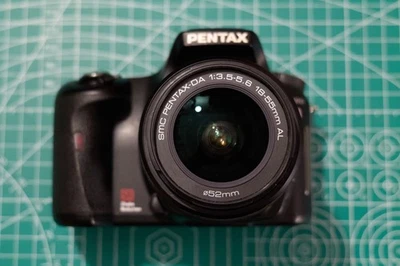 Corpo da câmera digital Pentax K100D SR & SMC lente de zoom Pentax-DA 18-55mm F3.5-5.6 - Imagem 1 de 4