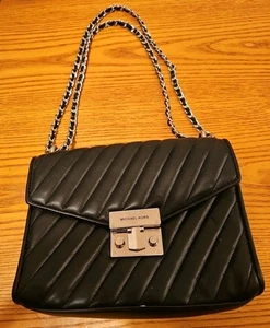 Bolso de hombro Michael Kors todo negro suave acolchado con cadena - Imagen 1 de 11