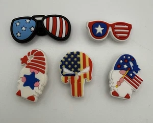 Set 5 Kroko Charms Jibbitz Amerika USA Sterne Streifen Wichtel Punisher T - Bild 1 von 2