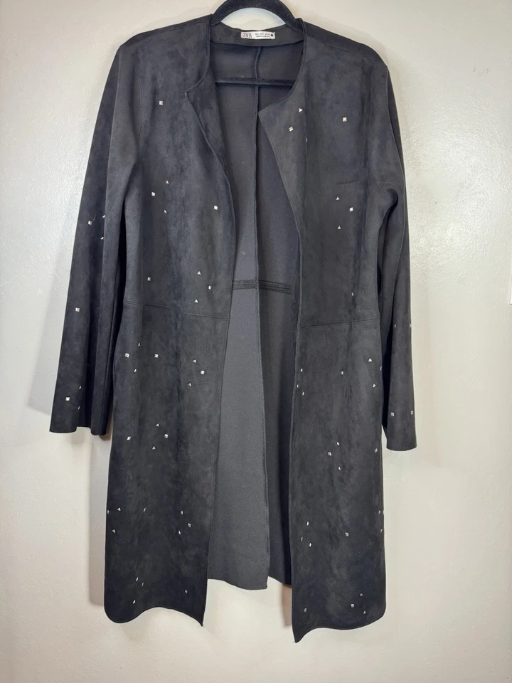 Chaqueta Zara Imitación Cuero Larga Negra Frente Abierto con Acentos Plateados Talla L Foto 1 de 4