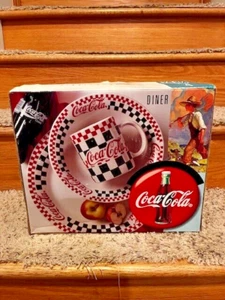 Juego de vajilla Gibson Coca Cola Diner 12 piezas 4 platos 4 tazas 4 cuencos - Imagen 1 de 1
