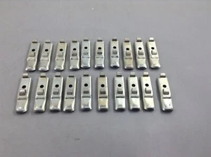 Lotto di 20 clip/staffe per scaffalature commerciali in acciaio Republic. X1"". Metallo - Foto 1 di 5