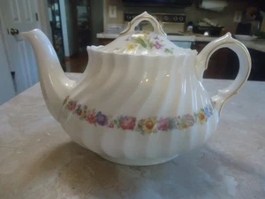 HTF Royal Doulton Evesham Gold Teapot with Lid - Picture 1 of 6
