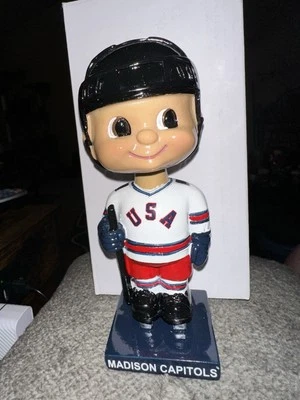 2025 Madison Capitols Bobble Boy EUA Bobblehead SGA NOVO NA CAIXA 1980 Gold Miracle On Ice - Imagem 1 de 2