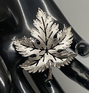 Vintage Trifari Brushed Silver Tone Maple Leaf Brooch Pin Open Work Figural 2" - Picture 1 of 10