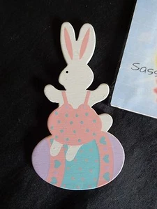 IMÁN DE NEVERA DE PASCUA 4,5" Conejo de Madera sobre Huevo Rosa Púrpura 1987 Aplausos 20307 - Imagen 1 de 3