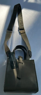 Bolsa tiracolo French Connection Georgia micro cinza escuro assinatura - Imagem 1 de 4