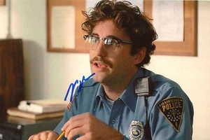 John Reynolds Autogramm Stranger Things Search Party + Comedian Autor Autograph - Bild 1 von 1