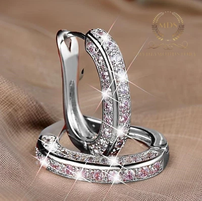 Pendientes de aro Huggie de moissanita de oro blanco sólido de 14 quilates de corte redondo de 2 quilates para mujer Foto 1 de 4