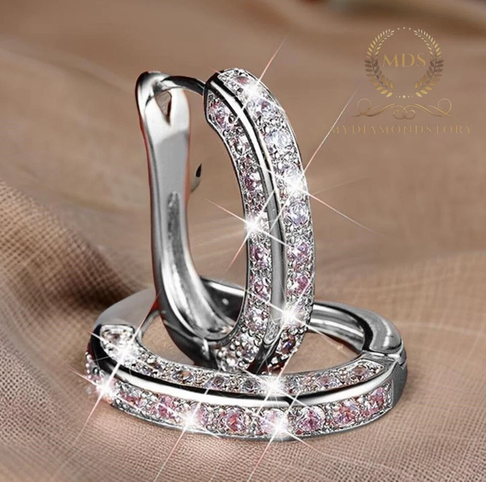 Pendientes de aro Huggie de moissanita de oro blanco sólido de 14 quilates de corte redondo de 2 quilates para mujer Foto 1 de 4