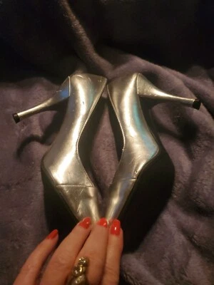 Tacones de aguja Mossimo plateados cromados brillantes metálicos talla Punta abierta 8,5 Foto 1 de 4