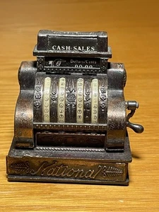 MINIATURA PRESSOFUSA VINTAGE 2" antico temperamatite registratore di cassa - Foto 1 di 7