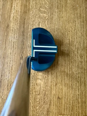 CARBITE TRI USA 33 Inch BLUE R/H Putter With Matching Head Cover - Image 1 of 4