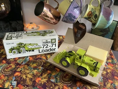 Cargador GM Terex 72-71 1/40 en caja original con inserto de cartón Foto 1 de 4