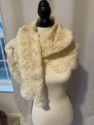 Sally Gee Chal Bufanda Envoltura Hecho a Mano Crochet Lana Beige Revestimiento Cottagecore Foto 1 de 4