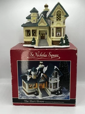 ST NICHOLAS SQUARE "The Hart House" Iluminado Pueblo de Navidad Victoriano Foto 1 de 4