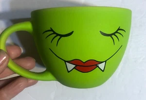 Taza de café grande de cerámica verde verde con contenido de telarañas y calderos de Halloween - Imagen 1 de 5