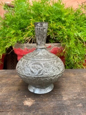 Antigua jarra de cobre forjada a mano floral del norte de la India de los años 800 Surahi Foto 1 de 4