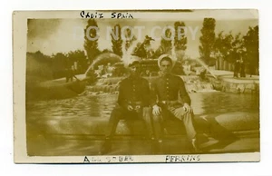 Marinai su fontana, ufficiali? uniformi, "All Sober", Cadice Spagna, cartolina RPPC - Foto 1 di 2