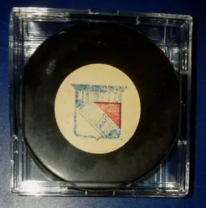 1973-1983 VINTAGE VICEROY GIOCO UFFICIALE PUCK NEW YORK RANGERS stemma gomma - Foto 1 di 6