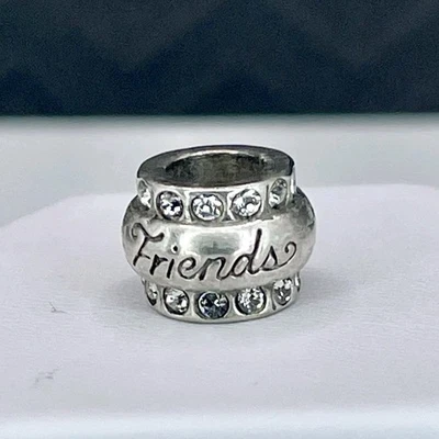 Dije Brighton Friends tono plateado con cristales transparentes - tema amistad Foto 1 de 4