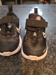 Nike Kleinkind Größe 3C schwarz weiß DM4191-003 Freizeitschuhe Jungen Mädchen leicht gebraucht - Bild 1 von 9