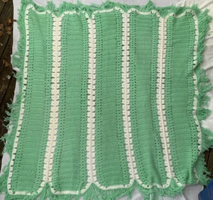 Manta de bebé vintage verde y blanco ganchillo afgano con flecos aprox 70"x67" - Imagen 1 de 2