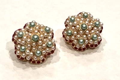 JOAN RIVERS IMITACIÓN PERLA PEDRERÍA RACIMO .75" REDONDO FLORAL CLIP EN PENDIENTES UE Foto 1 de 4