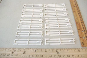 ~VINTAGE PLAYSET PIECES~WHITE PLASTIC FENCE~FOURTEEN SECTIONS~ - Foto 1 di 6
