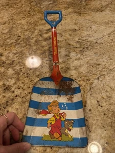 Pala de juguete vintage playa "Happy Sandman" caja de arena a rayas para niños metal - Imagen 1 de 6