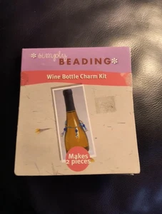 Einfach Perlen Weinflasche Charm Kit ergibt zwei Stück Neu aus altem Lagerbestand - Bild 1 von 2