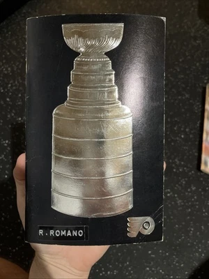 1974/75 PHILADELPHIA FLYERS NHL HOCKEY FACT BOOK / MEDIA GUIDE / YEARBOOK 74/75 - Image 1 of 4