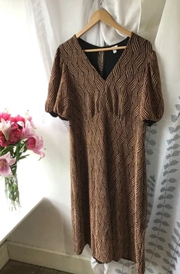 Black & Gold Party Dress Size 22 Plus Size Very Good Condition Stretch Sparkly - Image 1 of 4