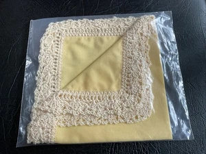 Vintage hellgelbe gehäkelte Kante auf gelbem Einstecktuch 12 Zoll - Bild 1 von 2