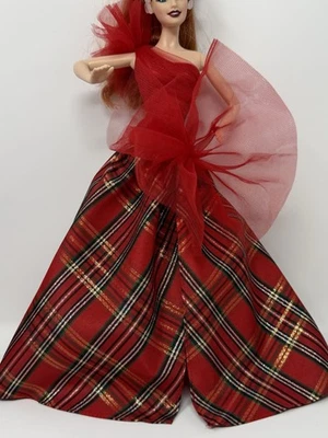 Barbie Vacaciones 2024 Modelo Musa Rojo Cuadros Vestido de Navidad para Muñeca Foto 1 de 4