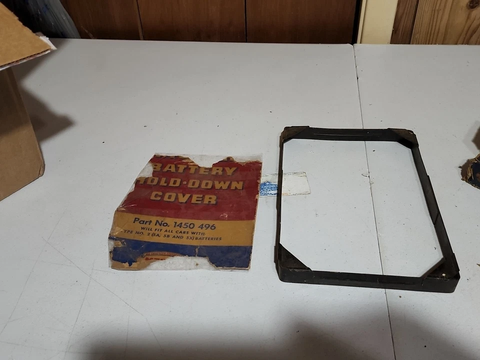 Cubierta de retención de batería Plymouth Dodge DeSoto Plymouth años 50 1450496 nuevo en stock Mopar Foto 1 de 3