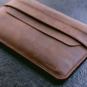 Leder Hülle für MacBook Pro 15" (2016-2019) - Handgefertigt & Fair - "Fernando" - Bild 1 von 6
