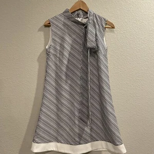 Neu mit Etikett Lili Sidonio Molly Bracken Damen ärmelloses Schlangenmuster BW Kleid zum Binden Gr. XS - Bild 1 von 4