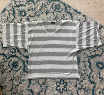 Camiseta corta Torn by Ronny Kobo para mujer con manga ancha y rayas blanca y gris Foto 1 de 4