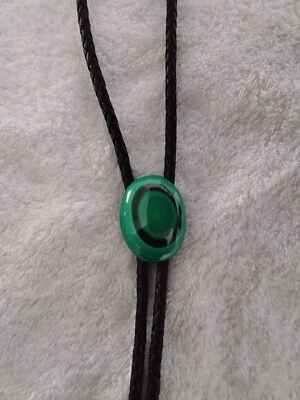 Llamativa corbata bolo malaquita, plata de ley y cuero trenzado de calidad Foto 1 de 4