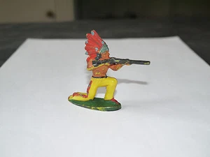  FIGURINE STARLUX MARQUAGE MICHEL INDIEN JAUNE PARURE ROUGE TIRE FUSIL GENOUX - Picture 1 of 2