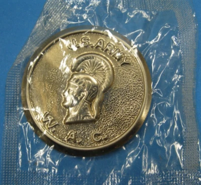 Cracker Jack Tin Premium Años 40 Segunda Guerra Mundial Ejército de Estados Unidos W.A.C. Pin en paquete original Foto 1 de 3