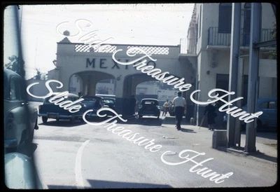 Coches de cruce fronterizo de México escena callejera 35 mm diapositiva años 50 Kodachrome Foto 1 de 3