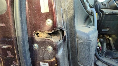 Левая защелка передней двери для водителя KIA Sorento 2011-2015 годов выпуска с оригинальными стержнями/кабелями - Изображение 1 из 3