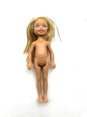 2010 Mattel Barbie Chelsea boneca olhos azuis loira 5,5” braços posáveis nuas pernas - Imagem 1 de 4