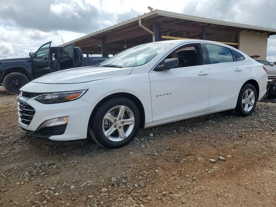 Used Air Cleaner Assembly fits: 2023 Chevrolet Malibu VIN Z 4th digit New Style - Image 1 of 4