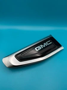 OEM 2021 - 2024 GMC Yukon Fender Emblem Galvano Silver Front Left 84719441 - Foto 1 di 7
