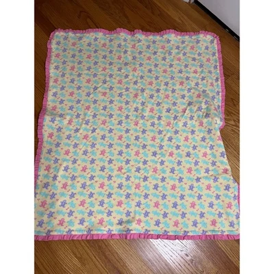 Manta Bebé Vintage 34x38 Pan de Jengibre Hombre Estampado Rosa Volantes Borde Amarillo Suave Foto 1 de 3
